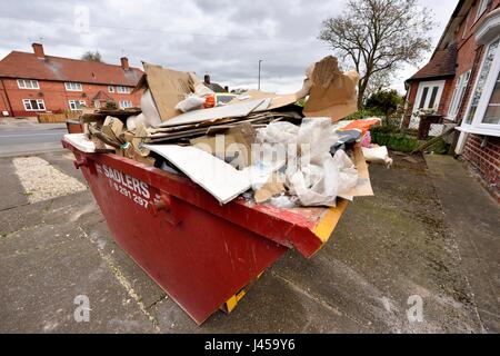 Bauherren-Müll überspringen Stockfoto