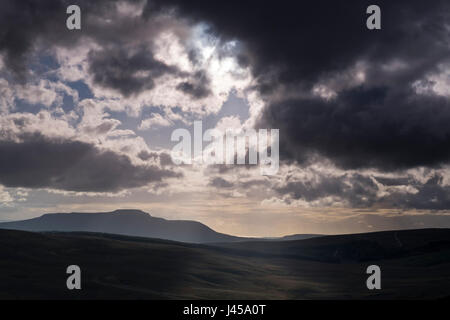 Blick auf Ingleborough von der Oughtershaw Straße in der Yorkshire Dales National Park, England Stockfoto