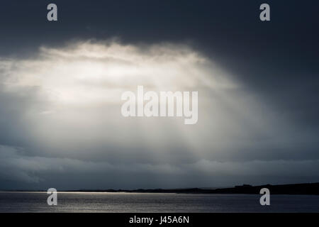 Wellen von Licht bricht durch schwere Wolke, Berwick-upon-Tweed, Northumberland, England Stockfoto