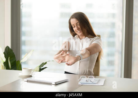 Job-Geschäftsfrau entspannte Muskeln nach Beendigung Stockfoto