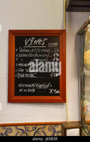 El Pimpi, Kreidetafel mit Weinkarte in spanischer Bar, Restaurant, El Pimpi, Malaga, Andalusien, Spanien Stockfoto