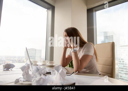 Betonte Geschäftsfrau schreien am Arbeitsplatz Stockfoto