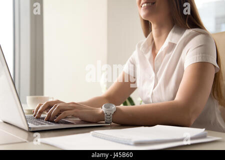 Nahaufnahme Foto Womans Hände Tippen auf laptop Stockfoto