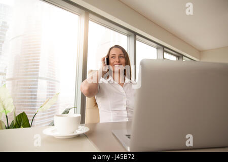 Geschäftsfrau Lächeln beantwortet den Anruf im Büro Stockfoto