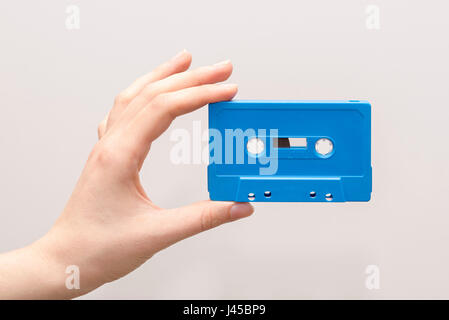 Hand, die blaue Kassette Stockfoto