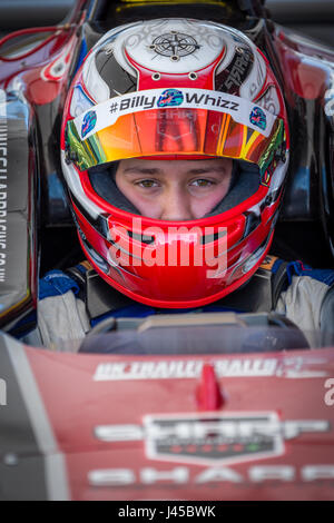 Formel 4 Racing Fahrer Jamie Sharp in Thruxton Circuit, Hampshire, auf Sonntag, 7. Mai 2017 zu konkurrieren. Stockfoto