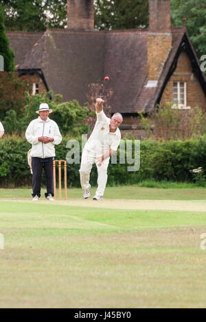 Mike Gatting ehemalige England Kricket Kapitän Darten im Belvoir Cricket club Stockfoto