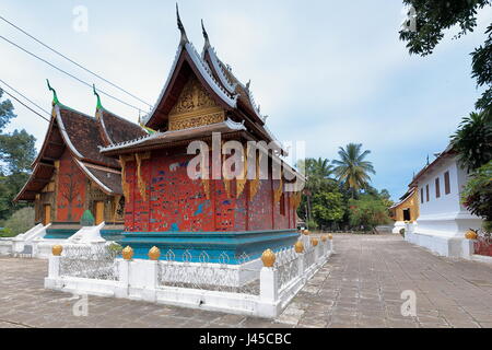 Hintere Seite-SW.corner-1957 AD.restored-Glasmosaik rot Intarsien Stuck mit religiösen und täglichen Leben-16th.ctry.bronze liegenden Buddha im Inneren. Rot Stockfoto