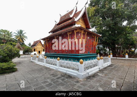 Hintere Seite-NW.corner-1957 AD.restored-Glasmosaik rot Intarsien Stuck mit religiösen und täglichen Leben-16th.ctry.bronze liegenden Buddha im Inneren. Rot Stockfoto