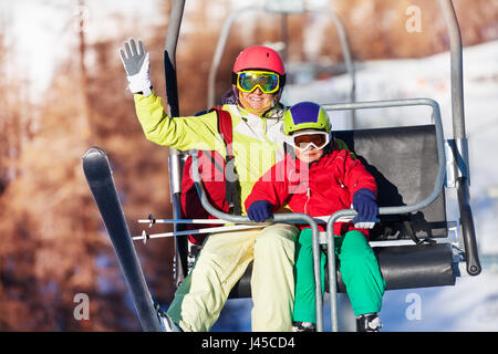 Glücklich Skifahrer am Sessellift in Bergen Stockfoto