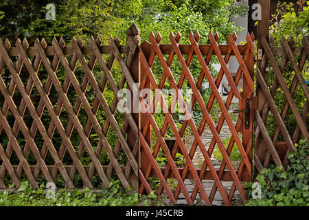 Hölzerne Gitter Gitter Zaun. Garten Eingang Stockfoto