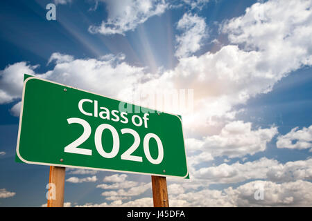 Klasse von 2020 grün Straßenschild mit dramatische Wolken und Himmel. Stockfoto