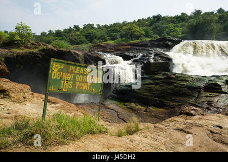 Murchison Falls Bereich über dem Wasserfall mit Warnschild, Uganda Stockfoto