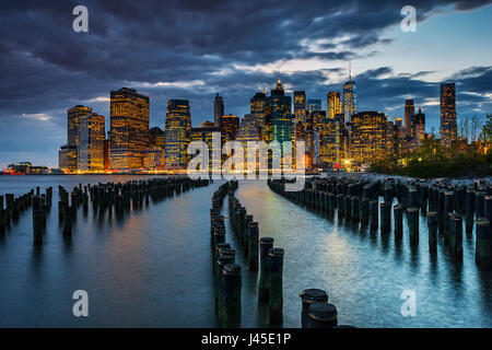 New York City, Manhattan Skyline bei Nacht Stockfoto