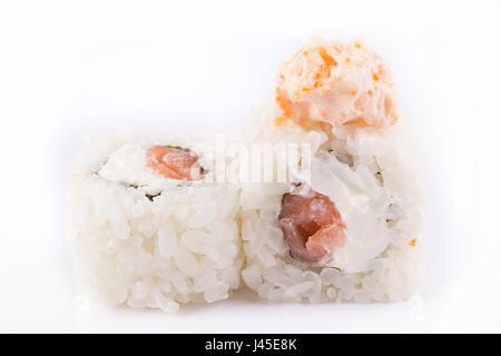 japanische Küche, Sushi Set: Rolle mit Lachs, Garnelen, Frischkäse, Tobiko Kaviar, japanische Mayonnaise auf weißem Hintergrund. isoliert. Stockfoto