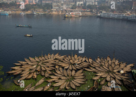 Boote sind am Fluss Buriganga bei Sadarghat beherbergten. Dhaka, Bangladesch. Stockfoto