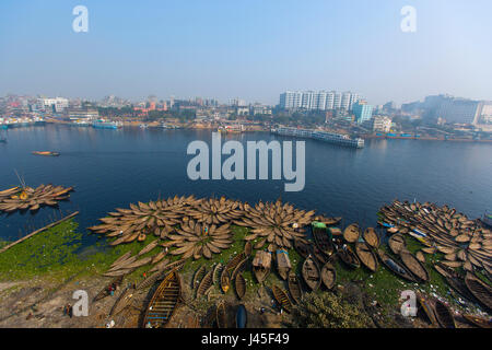 Boote sind am Fluss Buriganga bei Sadarghat beherbergten. Dhaka, Bangladesch. Stockfoto