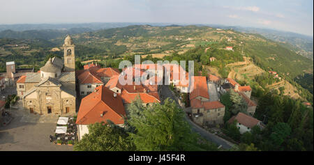 Luftaufnahme von Roccaverano und Langhe Landschaft im Hintergrund. Santa Maria Annunziata-Kirche auf der linken Seite Stockfoto