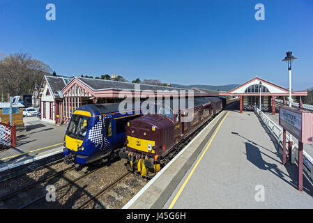 West Coast Eisenbahn Dieselmotor Klasse 37 37685 in Aviemore Bahnhof Aviemore Highland Scotland UK neben Scotrail Class 170 DMU nach Inverness Stockfoto