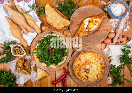 Traditionelle georgische Adscharien Khachapuri und Kolkh Khachapuri auf dem Tisch. Homemade backen. Ansicht von oben. Flach zu legen Stockfoto