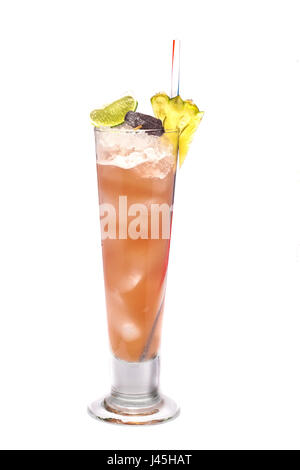 Nahaufnahme von Glas mit nicht alkoholischer cocktail mit Limetten und Ananas isoliert auf einem weißen Hintergrund. Stockfoto