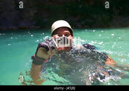 Canyoning in Lucas Canyon, Tena-Tal, Pyrenäen, Huesca Provinz, Aragon, Spanien. Stockfoto