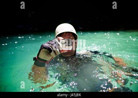 Canyoning in Lucas Canyon, Tena-Tal, Pyrenäen, Huesca Provinz, Aragon, Spanien. Stockfoto