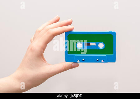 Hand, die blaue Kassette Stockfoto