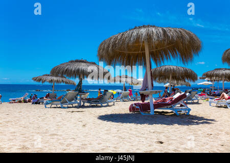 Sonnenschirme am Strand Playa Del Duque auf Teneriffa, Spanien Stockfoto