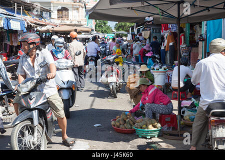NHA TRANG, VIETNAM - Dezember 12: Hart umkämpften Marktstraße 12. Dezember 2015 in Nha Trang, Vietnam. Stockfoto