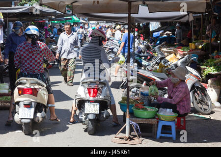 NHA TRANG, VIETNAM - Dezember 12: Frau Gurken auf dem nassen Markt am 12. Dezember 2015 in Nha Trang, Vietnam verkauft. Stockfoto