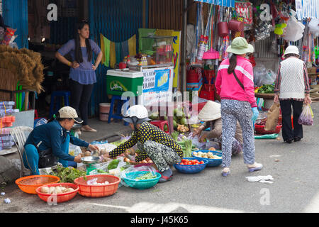 NHA TRANG, VIETNAM - Dezember 12: Frauen sind Gemüse auf dem nassen Markt am 12. Dezember 2015 in Nha Trang, Vietnam zu verkaufen. Stockfoto