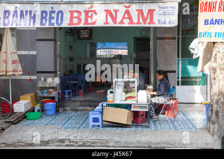NHA TRANG, VIETNAM - Dezember 18: Vietnamesische Frau verkaufen Essen auf der Straße am 18. Dezember 2015 in Nha Trang, Vietnam. Stockfoto