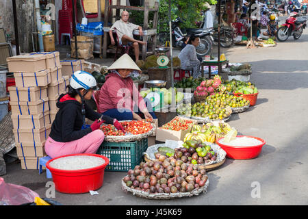 NHA TRANG, VIETNAM - Dezember 18: Vietnamesische Frauen sind Früchte auf dem nassen Markt am 18. Dezember 2015 in Nha Trang, Vietnam zu verkaufen. Stockfoto