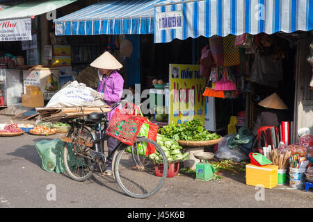 NHA TRANG, VIETNAM - Dezember 18: Vietnamesische Frauen in traditionellen konische Hut auf dem nassen Markt am 18. Dezember 2015 in Nha Trang, Vietnam. Stockfoto