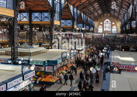 Innenraum der zentralen Markthalle (Nagy Vásárcsarnok), Bezirk IX, Budapest, Ungarn Stockfoto