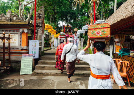 UBUD, Indonesien - 2. März: Menschen geht die Treppe hoch, während der Feier vor Nyepi (balinesische Tag der Stille) auf 2. März 2016 in Ubud, Indonesi Stockfoto