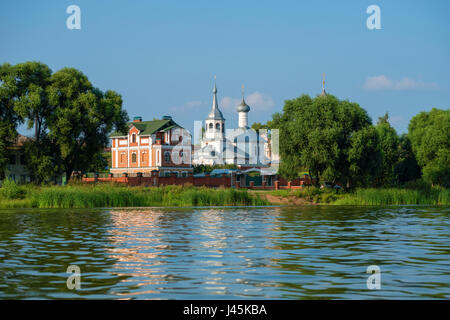 Rostov das große Nikolaus-Kirche am Poozerie. Sommer-Ansicht aus dem Nero-See Stockfoto