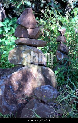 Rock ausgeglichen. Stapel von Steinen Stockfoto