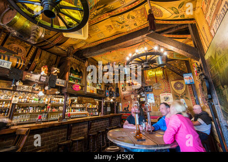 Innenansicht des Herberg de Dulle Griet, einer der bekanntesten Bierstuben in Gent, Ost-Flandern, Belgien Stockfoto