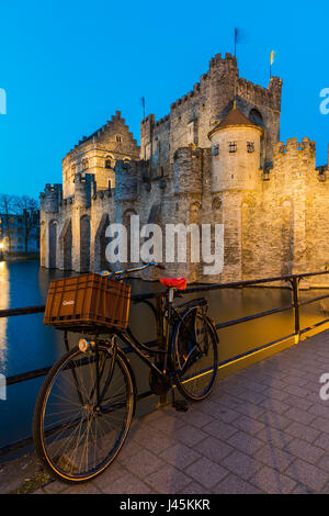 Nachtansicht der Burg Gravensteen, Gent, Ost-Flandern, Belgien Stockfoto