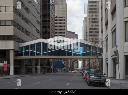 + 15 Gehweg über Stadt Straße, Teil eines umfangreichen oberirdischen Fußgänger Skywalk-Systems in der Innenstadt von Calgary Stockfoto