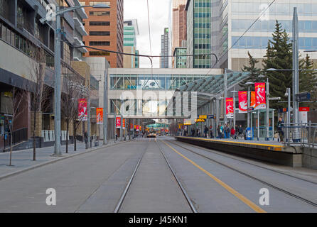 C-Bahnhof auf Straßenebene der 7. Avenue mit +15 und +30 Gehwegen, Teil eines ausgedehnten erhöhten Fußgängersystems in der Innenstadt von Calgary Stockfoto