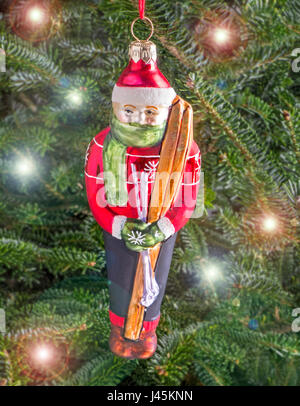 Weihnachtskugel hängen von einem Baum in der Form eines Skifahrers Stockfoto