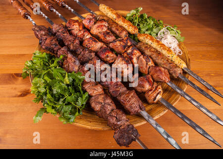 eingestellten Schaschlik. Schaschlik mit Gemüse auf Eisen-Spieße auf hölzernen Hintergrund Stockfoto