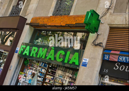 Außenseite der Farmacia Apotheke auf der La Rambla in Barcelona Spanien ES EU Stockfoto