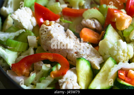 Gedünstetes Hähnchenbrustfilet mit Gemüse, selektiven Fokus. Gesunde Ernährung essen. Stockfoto