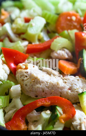 Gedünstetes Hähnchenbrustfilet mit Gemüse, selektiven Fokus. Gesunde Ernährung essen. Stockfoto