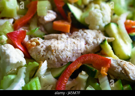 Gedünstetes Hähnchenbrustfilet mit Gemüse, selektiven Fokus. Gesunde Ernährung essen. Stockfoto