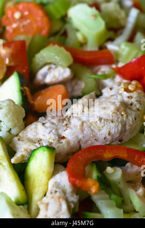 Gedünstetes Hähnchenbrustfilet mit Gemüse, selektiven Fokus. Gesunde Ernährung essen. Stockfoto